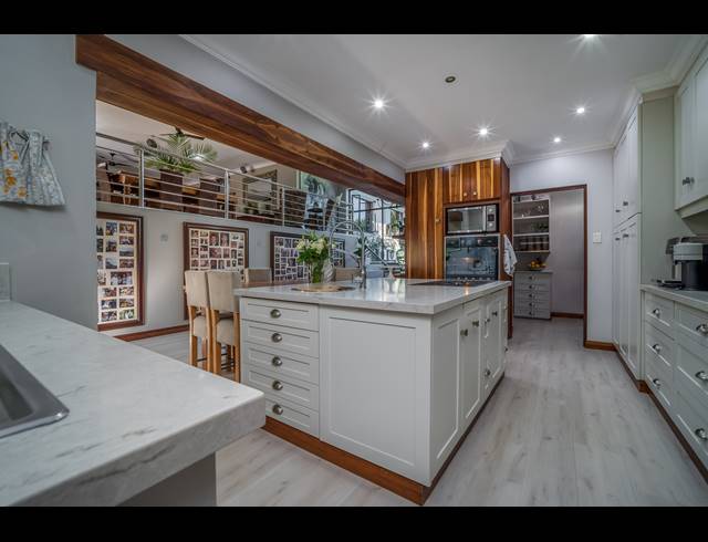 6 BEDROOM FREEHOLD FOR SALE IN COWIES HILL